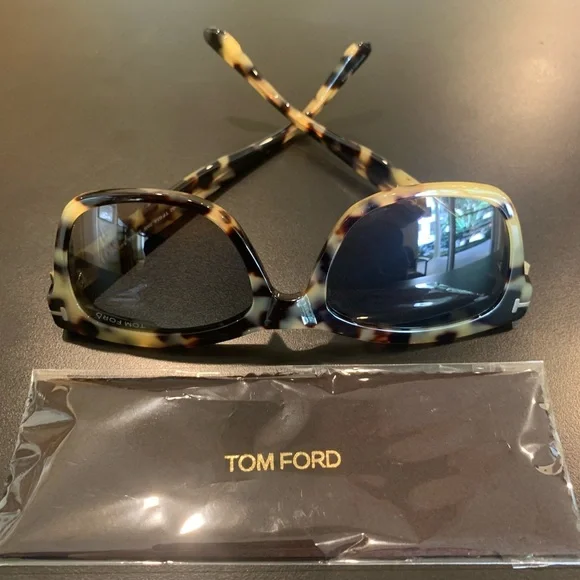 TOM FORD TF614. LAUREN-02 
55B. Tokyo Tortoise 52mm Ladies 
Cateye Sunglasses TOM FORD TF614. LAUREN-02 55B. Tokyo Tortoise 52mm Ladies  main image 2
